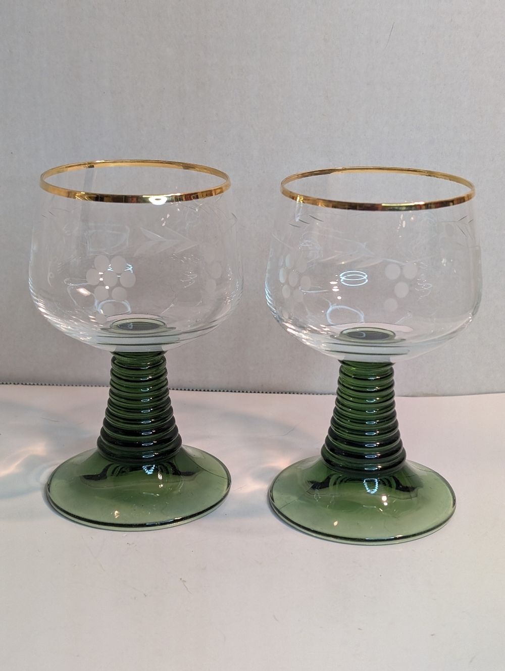 Vintage Cocktail Wine Glass Green/Gold Etched Grapevines, Green ribbed stem.